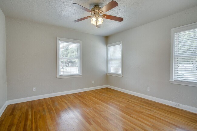 Foto del edificio - PRE LEASING for fall 2026! 4/2 in Tech Terrace!