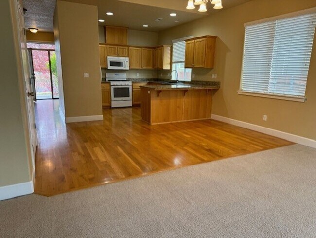 Building Photo - Single level home NE Bend