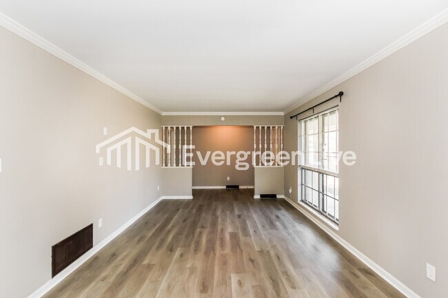 Foto del edificio - 820 Ridge Ln Dr