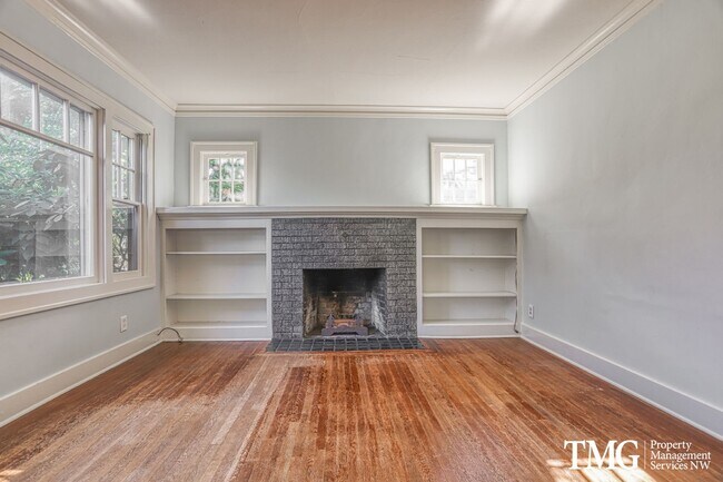 Foto del edificio - Updated 1928 Tutor w/ Original Touches and Large Fully Fenced Back Yard