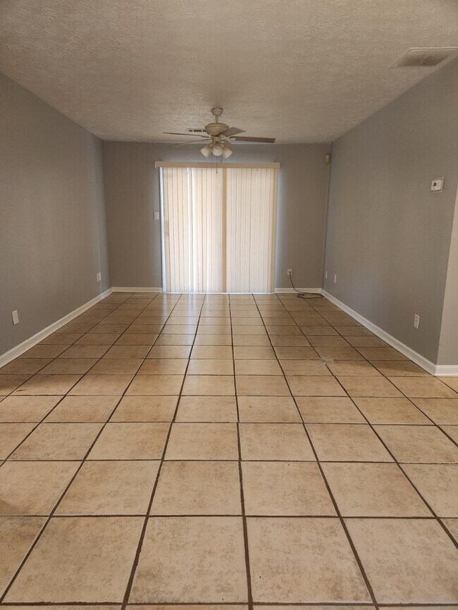 Building Photo - Make this home your sweet space!