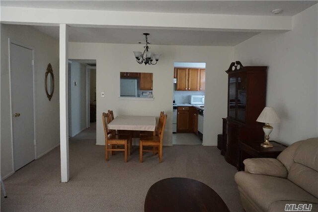 Foto del edificio - 73 Rocky Point Yaphank Rd
