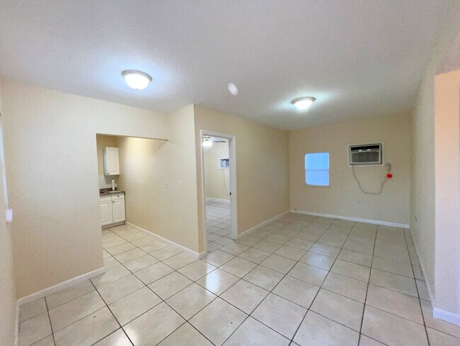 Puerta de entrada | Cocina | Dormitorio familiar | Dormitorio principal - 774 NW 41st St