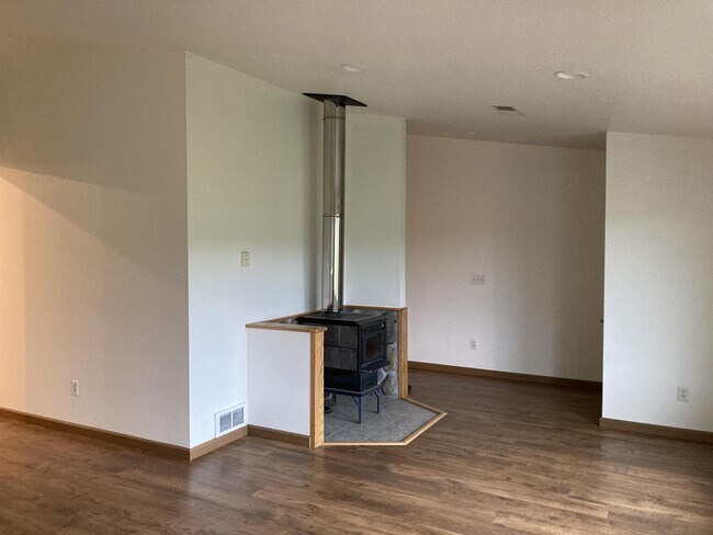 Foto del edificio - 6090 E Evans Creek Rd