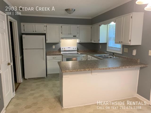 Building Photo - "Spacious 3-Bedroom Townhouse with 2.5 Bat...