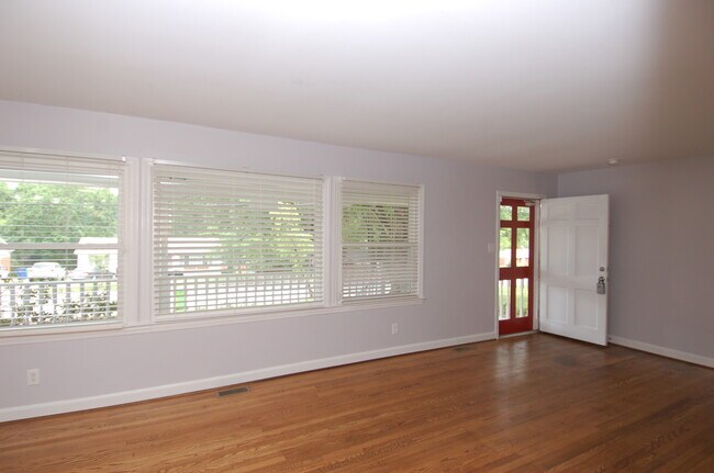 Building Photo - 3105 Brentwood Rd