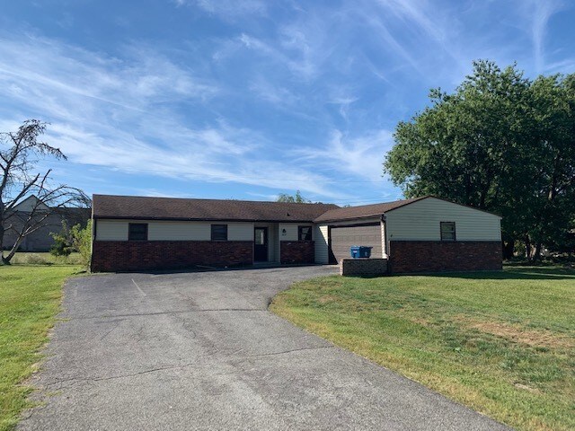 Foto principal - PENDING-Spacious Ranch in Warren Township!