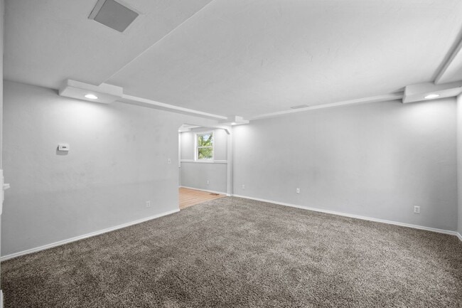 Building Photo - 5 Bedroom Northeast Spokane Home! - Availa...