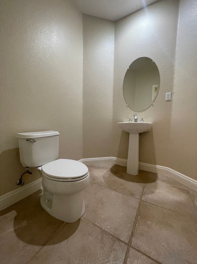 Building Photo - Stunning 4-Bedroom Home in Prime Folsom Lo...
