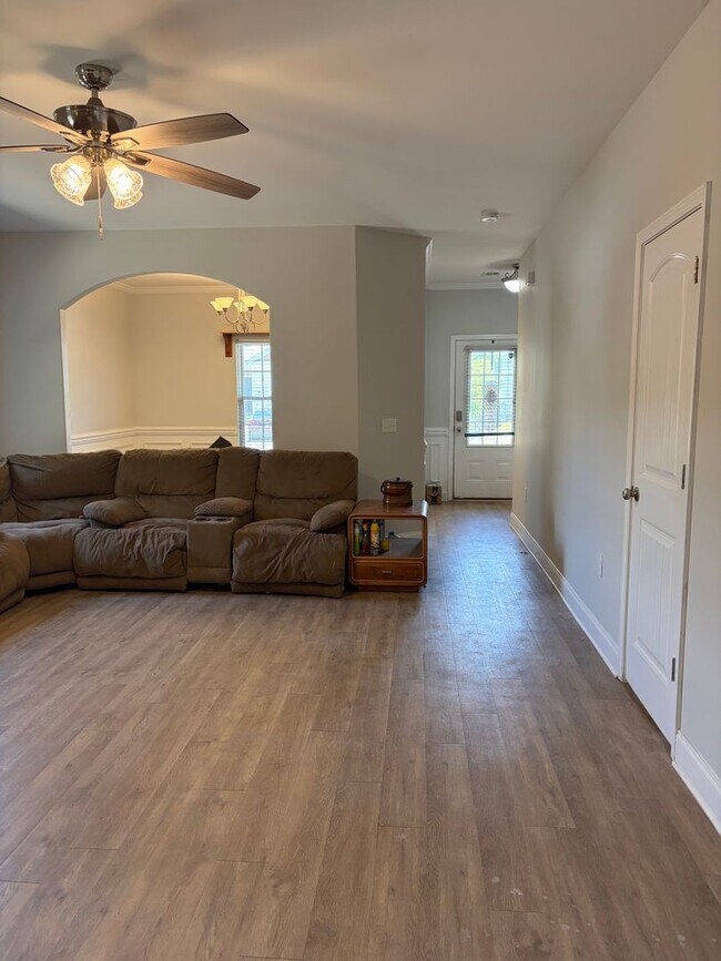Foto del edificio - AVAILABLE NOW! (Pet Friendly)