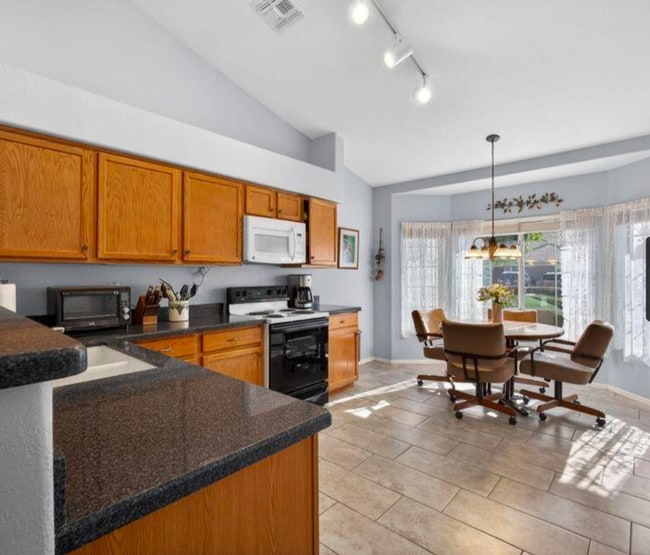 Building Photo - GORGEOUS home in the heart of Gilbert!