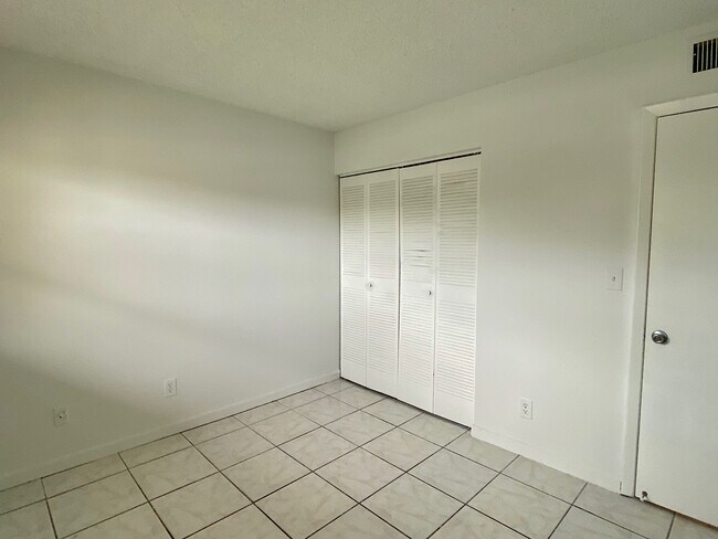 Foto del edificio - 3399 Foxcroft Rd