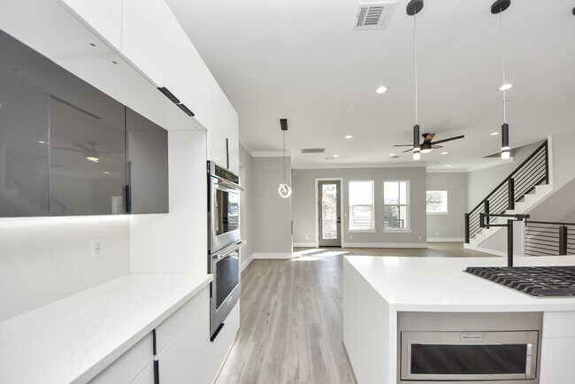 Building Photo - 604 W 28th St