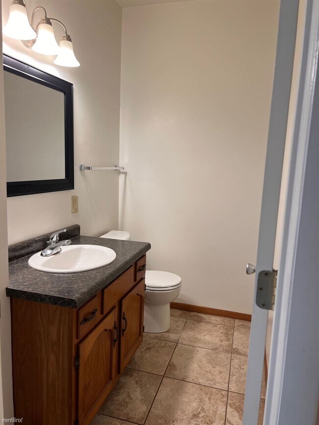 Building Photo - 3 br, 1.5 bath Triplex - 221 N 5th St 4 Be...