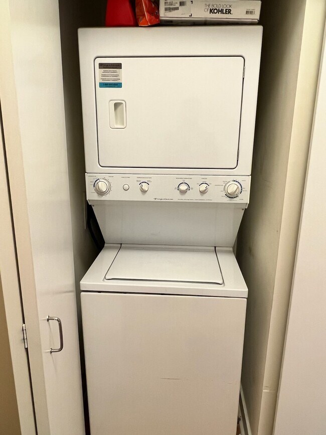 Washer/Dryer - 659 W Randolph St