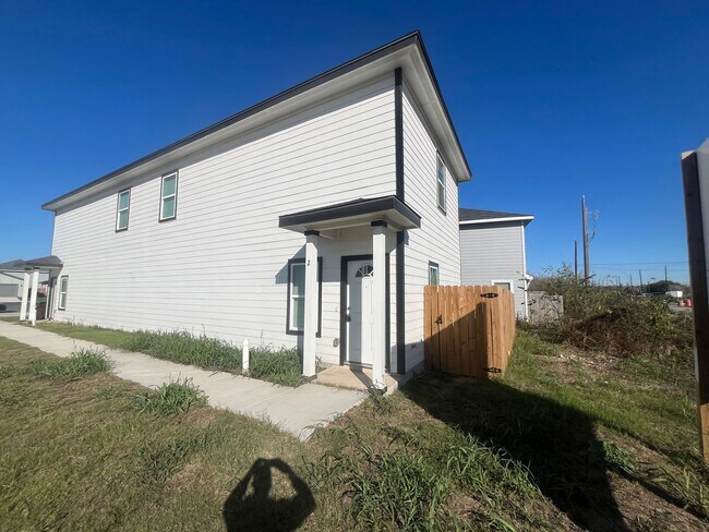 Building Photo - 8735 Key Windy Way
