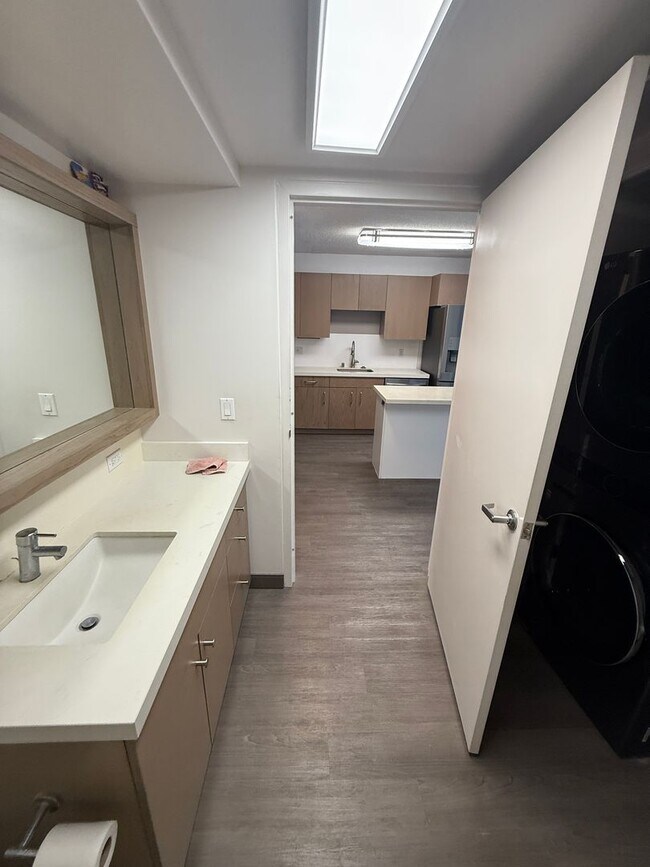 Foto del edificio - Modern 2 Bed / 2 Bath Condo with Top Ameni...