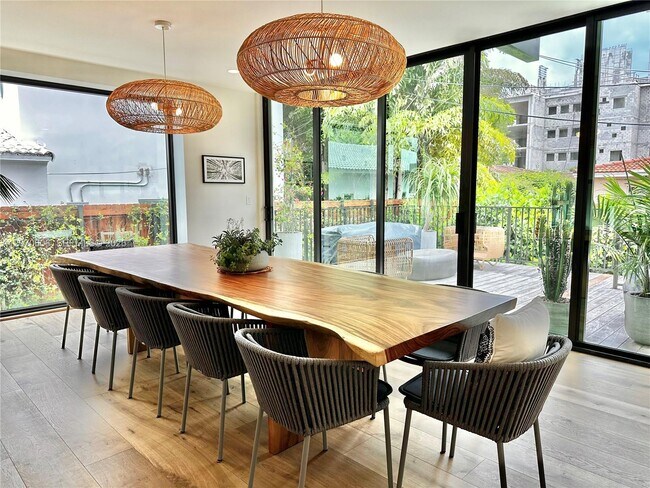 Foto del edificio - 1320 Flamingo Way