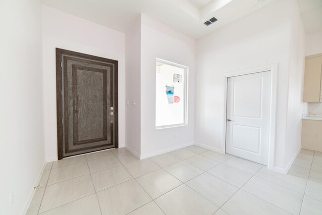 Building Photo - 154 Lagos Ave