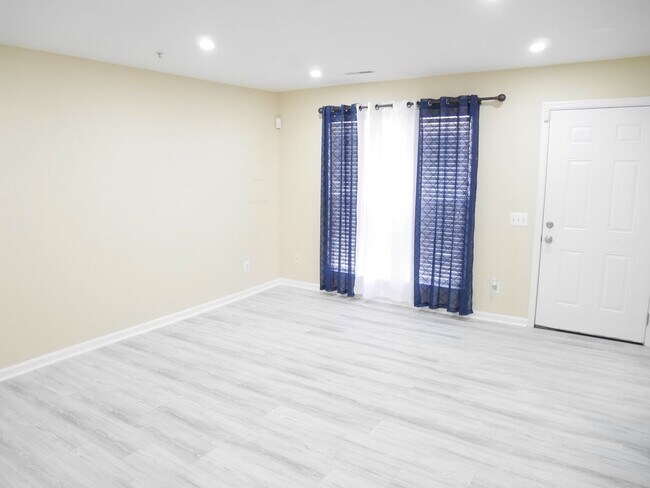 Foto del edificio - Spacious Townhome- Glen Burnie, MD *PET FR...