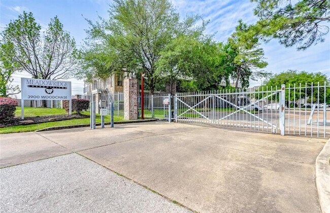 Foto del edificio - 3900 Woodchase Dr