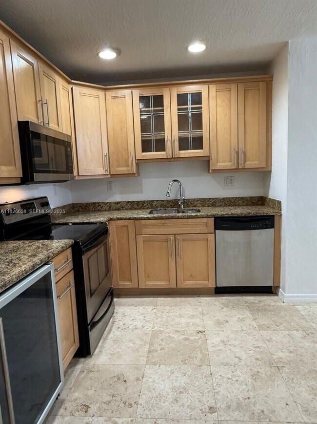 Foto del edificio - 530 NE 15th Ct