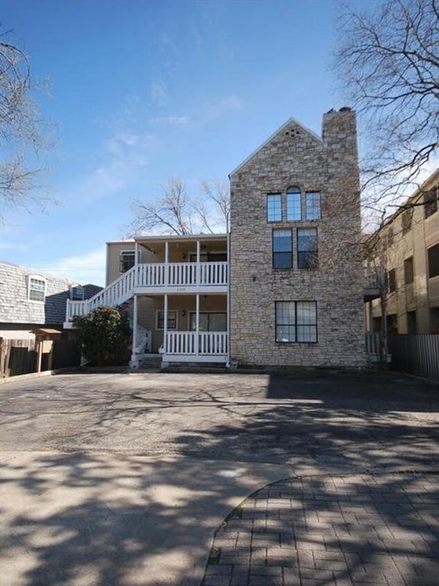 Foto principal - FABULOUS walkable/bikeable 3BR with parkin...