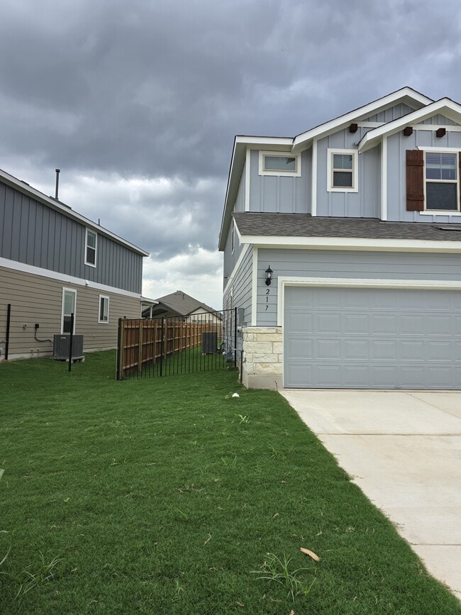 Building Photo - 217 Redonda Dr