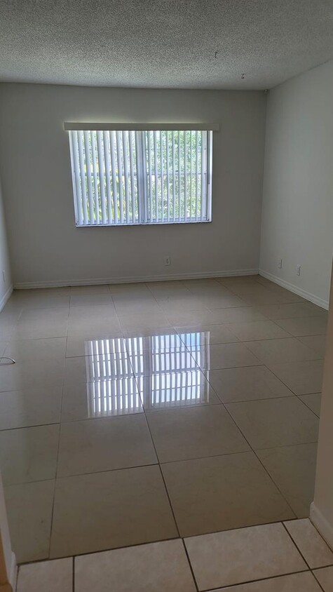 Foto principal - 4394 NW 9th Ave