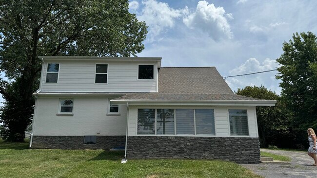 Building Photo - 915 Delong Rd