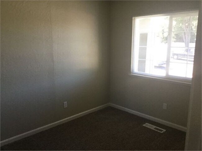 Foto del edificio - 3301 Bluejay Dr