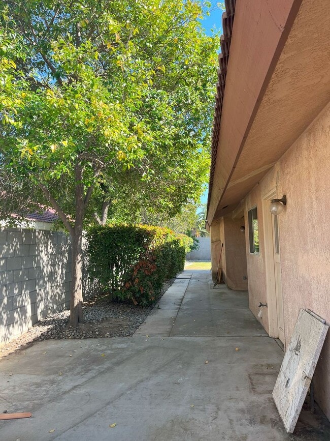 Building Photo - Beautiful 4 Bedroom 2 Bath Home with Pool.