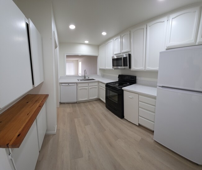 Building Photo - 3525 Lebon Dr