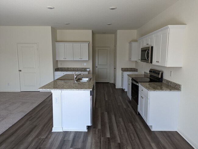 Building Photo - 4 Bedroom 2.5 Bathrooms located in Convers...