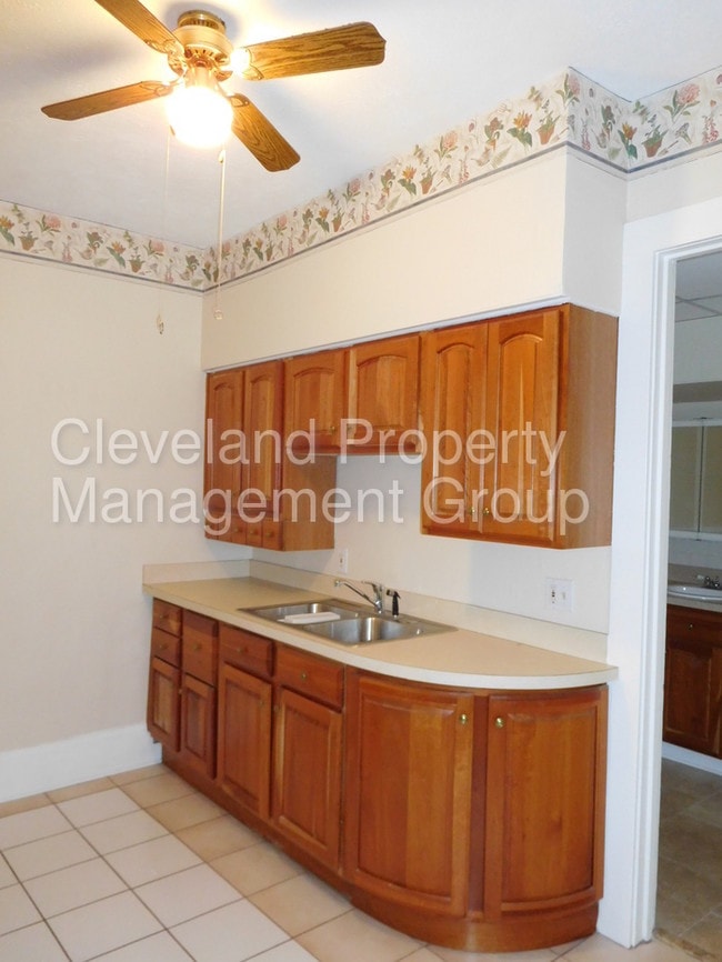 Building Photo - 8832 Overlook Dr