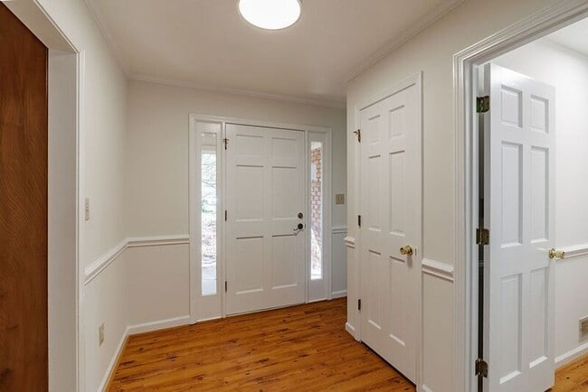 Foto del edificio - 1060 Windbrooke Ct