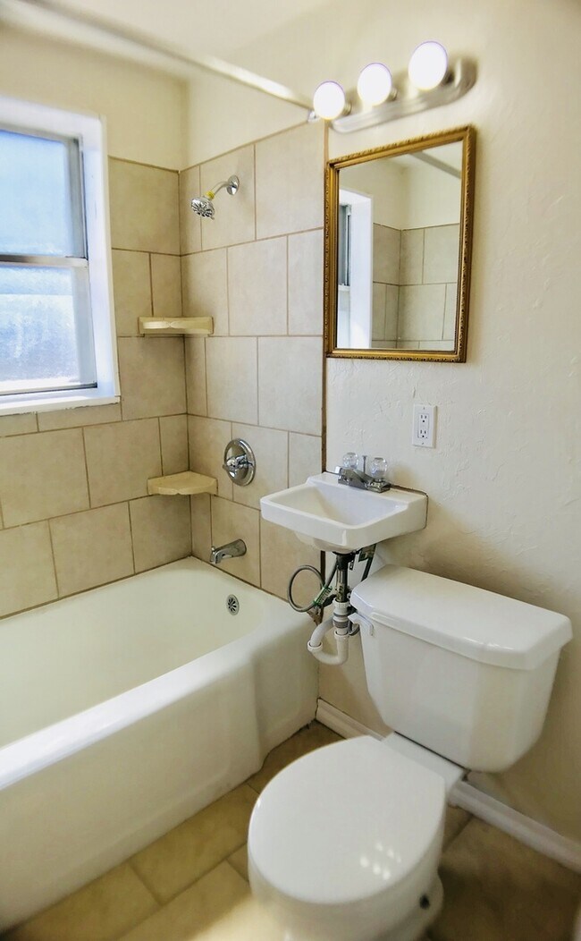 Building Photo - 1012 Mallard Dr