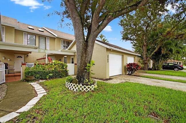 Foto del edificio - 2703 Maplewood Dr