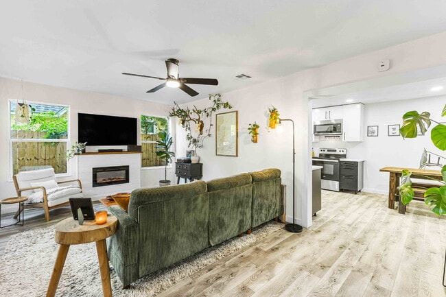 Foto del edificio - Timeless Charm Meets Modern Comfort in Brookview