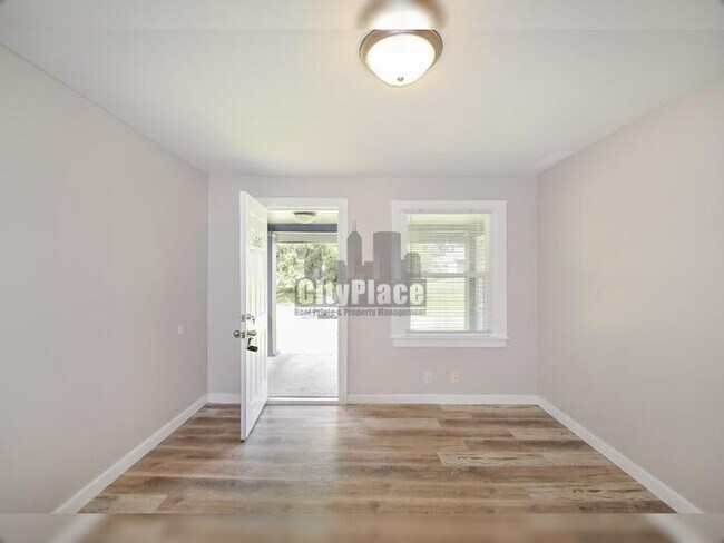 Foto del edificio - 5961 Rawles Ave