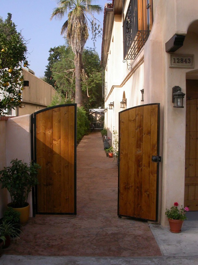 Entrada lateral - 12843 Landale St