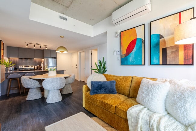Building Photo - 1210 Rue Jeanne-Mance