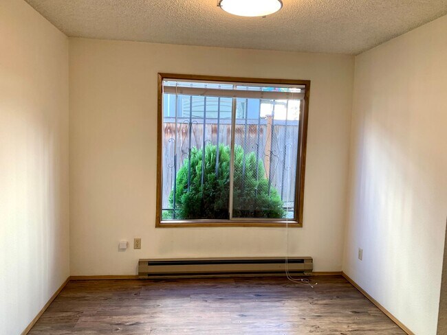 Foto del edificio - Spacious 2 Bedroom Condo - Located Near Seattle University