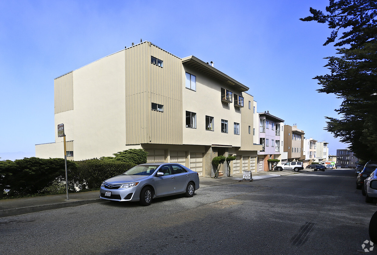 Building Photo - Crestline Drive Apartments