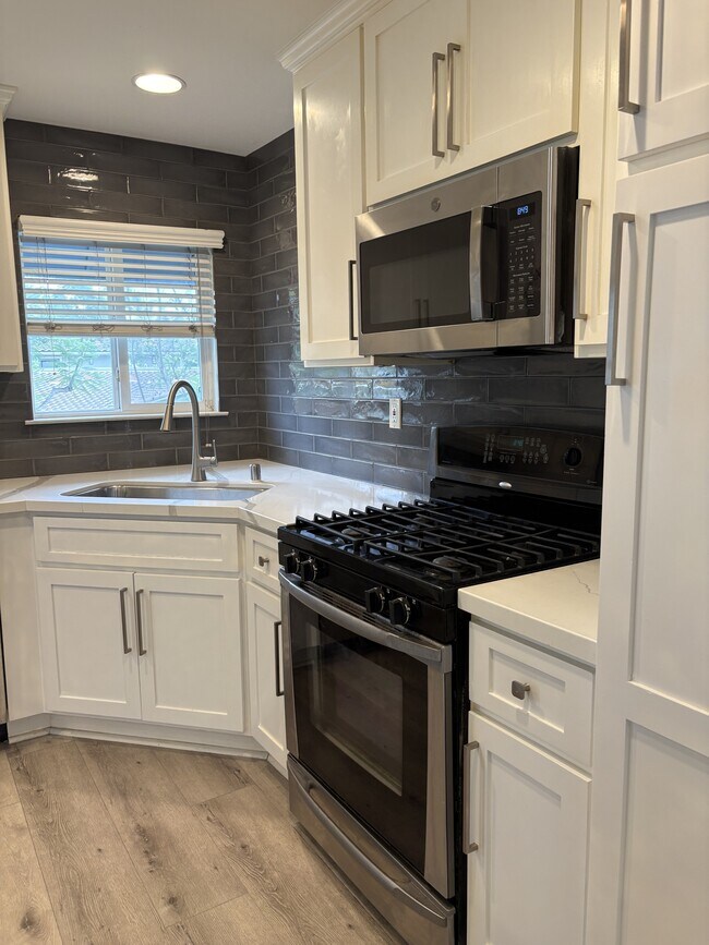 Foto del edificio - 4023 Bluff View Way