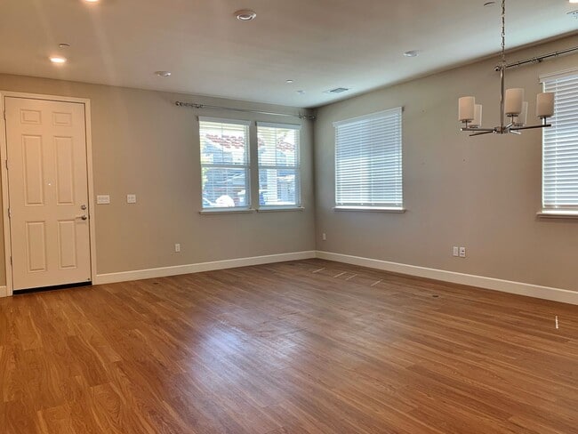 Foto del edificio - Single Story Craftsmen in Hollister