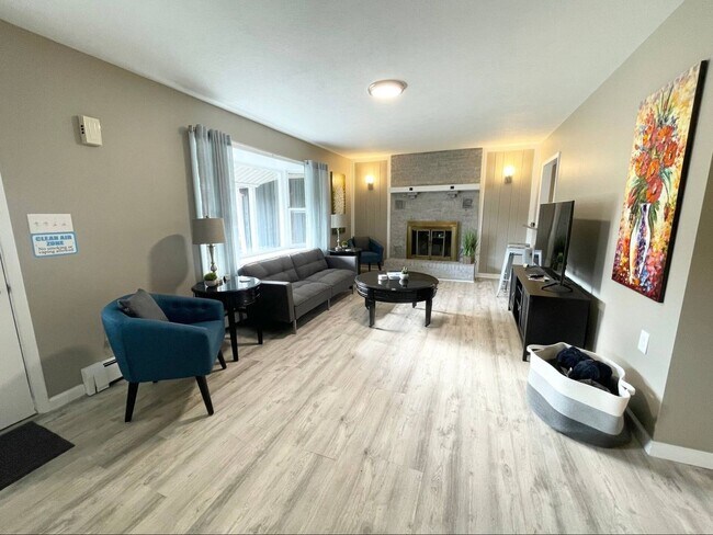 Foto del edificio - Great Location and Fully Furnished Home! M...