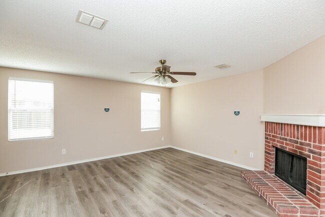 Building Photo - 16552 Jasmine Springs Dr