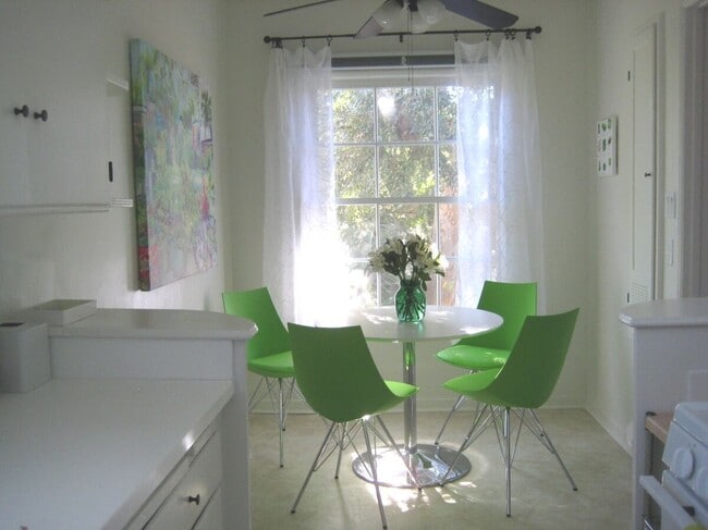 Foto del edificio - 7923 Norton Ave