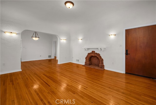 Building Photo - 722 S Dunsmuir Ave
